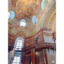 ウィーン【オーストリア国立図書館】
ウィーン観光で1番楽しみにしていたスポット📚
"世界一美しい図書館"とも言われていて、中はバロック様式の図書館になっていました。歴史的な本がズラリと並んでいて実際に触れることは出来ませんが空間を楽しむことができました👏