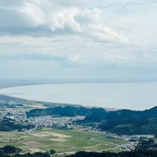 寒風山からは、男鹿半島の景色が一望できます。

秋田県男鹿市の国道101号線生鼻崎トンネル入り口の赤いなまはげ👹

#秋田県
#寒風山
2024.11.01