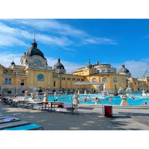 ハンガリー【セーチェーニ温泉】
ハンガリーといえば"温泉"♨️
大人気のセーチェーニ温泉へ行ってきました。
全体的にぬるめと聞いていましたが、朝一だからか、とても温かく人も少なめでゆっくり浸かれました◎