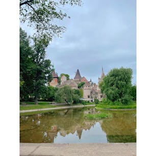 ハンガリー【ヴァイダフニャディ城】

外観だけですが、見応えがあり映画出てきそうなお城でした♪
見る角度によって様々な表情があり、ぐるっと見て回るだけでも楽しめます。