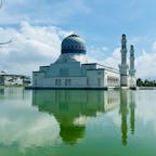 コタキナバルの水に囲まれた美しいモスク。
中に入るにはふさわしい着衣をレンタルする必要がありますが、そもそもイスラム教の方のお祈りの場ですので、観光目的で無理に入らなくても良いかと思います。