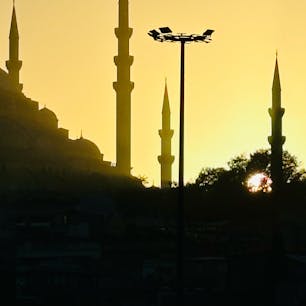 イスタンブールのガラタ橋近辺の夕暮れ。喧騒の中にも安堵するひと時を感じる。