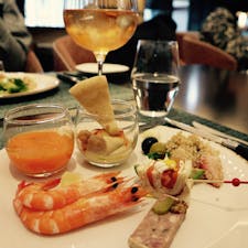 THE STEAK HOUSE / Tokyo

ANAインターコンチネンタルホテル東京の3Fにあるステーキハウス。落ち着いた優雅な雰囲気のなか、クスクスや、スモークサーモンロール、ニンジンジンジャースープなど食べ放題のアペタイザー・バーや、ボリューミーなグリル料理を楽しめます♪

#tokyo #tokyosightseeing #tokyorestaurant #bluemoon