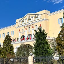 【上里カンターレ】in埼玉県上里町

上里に南イタリア🇮🇹が！！
高速道路からいつも見えていてとっても気になっていた上里カンターレへ✨
バームクーヘンや焼き菓子、パン、ビュッフェスタイルのレストランなどが🍴✨
沢山のスイーツがありお店に入る前から甘い匂いが🍰🥐✨
外にはスイーツモチーフの遊具も🛝

パンがとっても安くて美味しくて✨
大満足✨

2024.12.4🍂