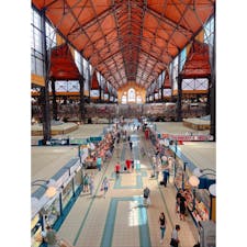 ハンガリー【ブダペスト中央市場】
  
お昼を過ぎていたので、食品店の一部は閉める準備をしていましたが、なんとか見て回ることができました。

1階で野菜とフルーツ、２階ではTシャツとコイン入れを購入しました♪

今回、私たちは利用しませんでしたが、２階には、食事ができるスポットがあり、伝統料理のお店も賑わっていました◎