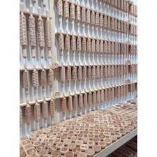 ハンガリー【Craftwood】

街歩きしていたら、可愛いクッキーローラーのお店を発見🍪
こういうお店は、日本ではあまり見かけないので、立ち寄ってみました♡

こちらのお店は、ポーランド🇵🇱のブランドとのこと。
店内には可愛いクッキーローラーが沢山あったので、１つだけ記念に購入しました。