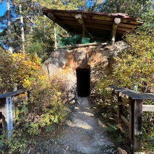 天の岩戸

京都東山トレイルの日向大神宮から
少し登っていくとありました
中に祠がありお詣り
通ると開運厄除とのことでした
2024.12.７