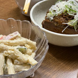 忘年会シーズンですね！
新橋で忘年会をしてきました。

なんどき屋
マカロニサラダにカレー粉をかけるとまた、味変！

大衆坂は馬力
ホッピーセットでほろ酔い
外国の人もチラホラ

チェーン店もいいのですが、ちょっとしたレトロな雰囲気の居酒屋もしっぽりとオススメですよ。新橋はそんな居酒屋の密集地帯です。

#忘年会
#新橋
#居酒屋