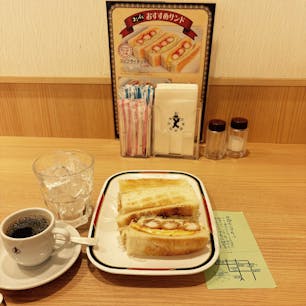 コンパル（サンロード店）

名古屋グルメと言えば必ず名の上がるコンパルのエビフライサンド
めちゃくちゃ美味しい😋
アイスコーヒーは氷の入ったグラスにセルフで注ぐスタイル。
けどいつもこぼして失敗しているのは私だけでしょうか😞
ランチメニューでは野菜サンドもおすすめです