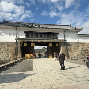 京都ニ条城

元離宮二条城は徳川家の栄枯盛衰をはじめ、日本の歴史の移り変わりを見守ってきたお城です。
#サント船長の写真　#城巡り
#日本の城