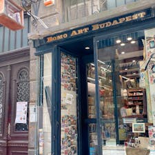 ハンガリー【Bomo Art Budapest / Pest】

文具好きにはたまらないお店📓　
変わったポストカードなど販売していて、みているだけでもワクワクしました♪

ブダペストらしい絵柄もあったので、数枚購入しました。