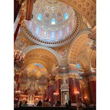 ハンガリー【聖イシュトヴァーン大聖堂】

自然と黙り込んでしまうほどの美しい大聖堂。

閉まるギリギリのタイミングで滑り込んだので、じっくりと見ることはできませんでしが、本当に美しかったです。

タワーはエレベーターがあったので、ラクラクでしたよ♪ブダペスト市内を一望できて大満足‼