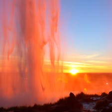 滝の裏側から夕日を眺める。
アイスランドの大自然が大自然すぎて、北欧の街歩きのモチベーションが上がらない。。
山や滝が恋しい。。💔

📍Iceland Seljalandsfoss
