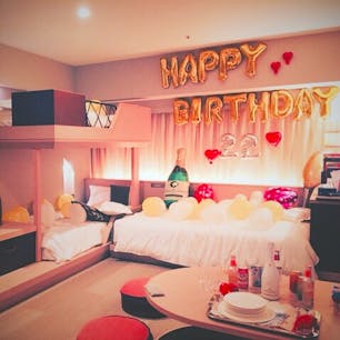 ホテルユニバーサルポート。6人でテラス○ウスみたいなオシャレな部屋に泊まれます。写真はたまたま誕生日に宿泊したのですが、サプライズを手伝ってくれました🎉アメニティも充実してて朝食夕食のバイキングのラインナップも最高✨ユニバに行く際にはオススメです。