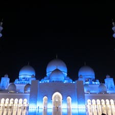 アラブ首長国連邦：アブダビ

シェイクザイードグランドモスク🕌
暗闇に浮かび上がるモスクは
今までに見たことがない美しさ❤️