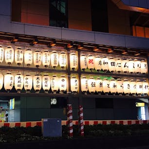今年も大阪・岸和田では岸和田だんじり祭の開幕です！
約300年の歴史と伝統を誇るお祭りです✨
街を疾走する勇壮な姿は勿論見所なのですが、夜は提灯に明かりが灯って昼間とはまた違った一面が見られるのもポイントです♩
先日の台風21号によって岸和田も大きな被害を受けましたが、何とか無事に祭を行い、泉州に元気を届けて欲しいです💡