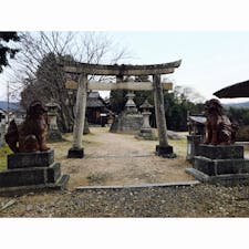 鯉喰神社（倉敷市矢部）

吉備津彦命（モモタロウ）と温羅（鬼）との
戦いの場である。

吉備津彦命の放った矢が温羅に命中し、
負傷した温羅は「鯉」に化けて川に逃げる。
すかさず吉備津彦神命は「鵜」に化けて
鯉を捕食した。
その捕食した場所が現在の鯉喰神社の地である。