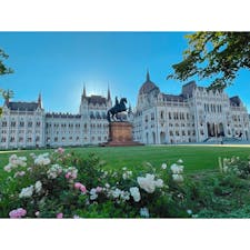 ハンガリー【国会議事堂】

"世界一美しい国会議事堂"とも言われるハンガリーの国会議事堂に行きました。

内装も素晴らしいそうですが今回は、外観だけ。外観も美しく中がますます気になりました。

いつか、また訪れる事があれば是非内部も見てみたいと思います。