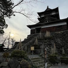 平日夕方は人も少なく一時貸切状態でした。内部の階段がかなり急で、ロープを手繰り寄せながら登るような急勾配なので、お気をつけて。