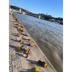 国会議事堂から通りを渡った真裏にはドナウ川があり、川沿いには「ドナウ川遊歩道の靴」がありました。

当時、高価だった靴を残して、〇〇された場所とあって、沢山の靴がズラリと並んでました。
こちらは本物の靴ではありませんが、様々な大きさや形があり、とてもリアル。

花を手向ける人、涙を流している方もいて、実際に訪れてみると考えさせられるものがあり、立ち寄ってみてよかったと思いました。