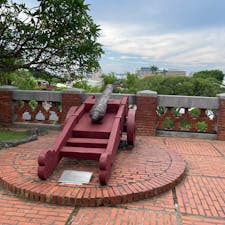 奇美博物館と安平古堡、安平老街
(台湾🇹🇼台南市)

今年8月に訪問🐾
台湾には日本統治時代の面影を残す建築がたくさんありますが、台南には西洋美術コレクションのある博物館やオランダ軍が建設に関与したレンガ造りの城壁など、文化の多様性をより強く感じられます。

奇美博物館(英：Chimei Museum)
台湾の実業家、許文龍(Kho bûn-liông)氏によって創設された私立美術館。私立博物館としては台湾で最大規模。日本統治時代に建てられ無料で一般公開されていた台南州立教育博物館にインスピレーションを得たという。
コレクションは、西洋美術、楽器、兵器および自然史の4大分野を収集。世界最多のヴァイオリンコレクションや台湾最大級の西洋絵画・彫刻コレクション、アジア最大級の各国の古代兵器コレクション、アジア最大規模の動物標本が有名。

安平古堡(英：Fort Zeelandia)
1624年に建設された台湾最古の城堡(じょうほう)。オランダ東インド会社のアジア進出の際に、オランダは台湾を拠点に貿易・行政を取り行った。
その数十年後に明の遺臣、鄭成功が大陸を追われて台湾へ。既存のオランダ勢力と対立し、鄭成功が勝利し台湾史上初めて漢人政権が樹立された。
さらに数十年後、清による台湾統治が開始されると政治の中心が動いて城砦の重要性が減り、荒廃していった。
19世紀に英軍の攻撃を受けたり、日本による台湾出兵の際に海防充実のために城壁を資材として運搬したり、廃墟と化していった。
現在は、中華民國内政部によって一級古蹟の一つとして保護されている。

安平老街(英：Anping Old Street)
市内最古の商店街で、食べ物や土産物、手作り雑貨などが売られている。

2024.12.30
Slytherin🐍