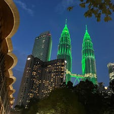 Petronas Twin Towers / Kuala Lumpur, Malaysia

普段は白く光り輝くペトロナスツインタワーですが、大晦日のカラフルなライトアップは迫力満点です！

#kualalumpur #malaysia #bluemoon