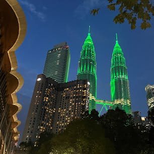 Petronas Twin Towers / Kuala Lumpur, Malaysia

普段は白く光り輝くペトロナスツインタワーですが、大晦日のカラフルなライトアップは迫力満点です！

#kualalumpur #malaysia #bluemoon