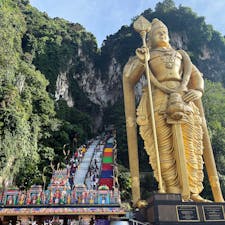 Batu Caves / Kuala Lumpur, Malaysia

クアラルンプールの人気のパワースポット「バトゥ洞窟」。カラフルな272段の急な階段の先には4億年前にできたと言われている鍾乳洞が！
猿に襲われそうになりながら、階段を登り切るのはかな〜り大変でしたが、階段上から眺める景色は最高でした♪

#kualalumpur #malaysia #bluemoon
