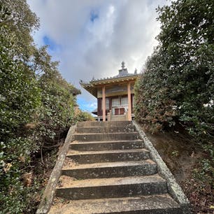 松尾山感応寺

淡路島で初日の出を見たあと
軽く登れそうなところへ
2025年の初ハイク詣り
かわいい巳年の飾り物をいただけました
ありがたいことです♪
2025.1.1