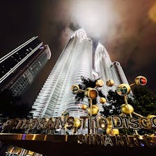 Petronas Twin Towers / Kuala Lumpur, Malaysia

下から見上げたペトロナスツインタワー。いつ見ても絵のような美しさ♪
NYのワールドフィナンシャルセンターや日本の国立国際美術館などを手掛けたシーザー・ペリ氏の設計です。

#kualalumpur #malaysia #bluemoon