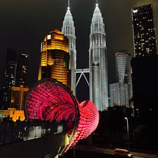 Saloma Link Bridge / Kuala Lumpur, Malaysia

KLCC地区とマレー系住民の町を結ぶ橋「サロマ・リンク・ブリッジ」。シレーの葉をモチーフにしたデザインで、20時以降はカラフルな色にライトアップされます♪
写真撮影代行の怪しいアマチュアカメラマンが沢山いて、かなりの混雑ぶりですが、ツインタワーからも徒歩で気軽に行けるので夜の散策におすすめです。

#kualalumpur #malaysia #bluemoon