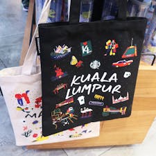Starbucks / Kuala Lumpur, Malaysia

クアラルンプール国際空港（KLIA1サテライト）にあるスターバックスで、とっても可愛いトートバッグを発見！スタバ好きの友人へのお土産に♪白黒2枚セットでRM108.00（約3,780円）。

#kualalumpur #malaysia #bluemoon