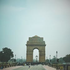 遠くからでもハッキリ見えたインド門。
第一次世界大戦の戦死者を弔うために1929年に建てられた門で、高さ42mの門柱には、9万人に及ぶ戦没者の名前が刻まれているそうです。