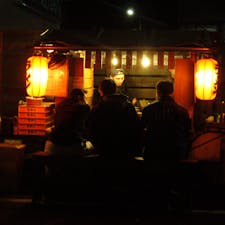 📍屋台ラーメン しゅんやっちゃん
寒空の下、1時間ほど並んで食べた屋台ラーメン。ラーメン自体の美味さはもちろんのこと、寒さと空腹が最高のスパイスになった。