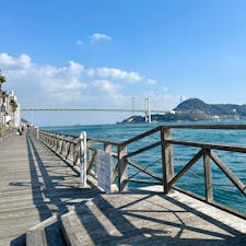 山口県下関市
関門海峡沿いウッドデッキ
すぐ前には唐戸市場があり、休みの日ともなれば、フグの握りや新鮮な海鮮丼などをテイクアウトして、こちらで召し上がる方たちでいっぱいになります。