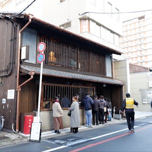 京都・烏丸御池にあるベーカリー「アマムダコタン」。
人気の生ドーナツ専門店「I'm donut」の系列店です。
福岡、東京・表参道についで3店舗目できゅうりを使った惣菜パンやフレンチトーストなどが勢ぞろいしています！

#京都 #烏丸御池 #人気ベーカリー #アマムダコタン #コーヒー