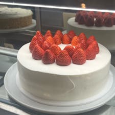 harbsのケーキ美味しかった🎂
店員さんもとても優しく友好的でした♡
お酒が効いているのはどれか聞いたらマロンケーキだったので最終的にそれを選んで珈琲と一緒に…！