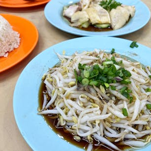 老黄 (Lou Wong) / Ipoh, Malaysia

美食の街イポーの、世界一ウマいもやし料理。イポーの水はミネラルが豊富で、その水で作られているもやしは、プリプリで甘みもあり日本のもやしとは別物！想像以上の美味しさですっかり魅了されてしまいました。もやし料理は2人分でRM6.00(約210円）♪イポーのもやしが恋しいです。

#ipoh #malaysia #bluemoon