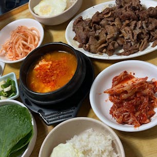 2回目の渡韓の時に1人で訪れたら2人以上じゃないとダメ〜って言われて食べられなかったプルコギ屋さん！今回は韓国のお友達を誘って行った！友達も食べたことのないタイプのプルコギだったみたいで、炭火焼きしたプルコギ絶品だった🤤そもそもプルコギじゃなくて少し文字った名前だったはず…リピあり◎