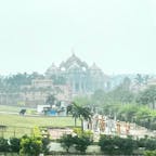 ラクシュミー・ナーラーヤン寺院
北インドでは数少ないヒンドゥー教の寺院で、手荷物検査が厳しい。
カメラの持ち込みが出来ないため、車窓からの撮影。
室内は靴を脱いで見学。