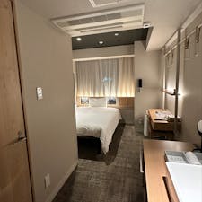 愛媛・松山市にあるホテル「レフ松山市駅 by ベッセルホテルズ」。
路面電車の吊り革を使った客室をはじめ、大浴場や漫画スペースでゆっくりとくつろげます！
さらに朝食では愛媛の郷土料理「鯛めし」や「焼き豚玉子飯」、みかんジュースの飲み比べもできるので、愛媛を満喫したい人におすすめです！

#愛媛 #松山 #ビジネスホテル #レフ松山市 #大浴場 #朝食 #愛媛グルメ