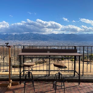 甲府の街を見下ろす高台にあるホテル。泊まってなくてカフェ利用だけど、見晴らしの良さと重厚な雰囲気がとても素敵でした。豪華なパフェにプリンアラモードもおいしい！ホテルお値段だけど！