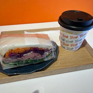 盛岡駅にある東北ドリッパーズコーヒースタンドで一息

東北6県をイメージしたコーヒーとサンドが名物のよう。

宮城(ビーフサンド)と福島(コーヒー)の組み合わせでいただきました。