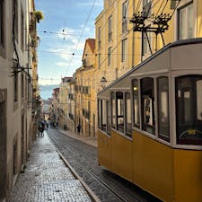 ポルトガル　リスボン
ビカのケーブルカー

歩くには急すぎる坂道を、ケーブルカーでのんびり移動できます。