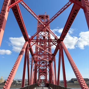 20250125
福岡　昇開橋

昔はこの橋を鉄道が走っていて
筑後川は、大型船舶が頻繁に通ってたので
橋を上げ船を通してたそうです
日本で現存する最古の昇開式可動橋となります

今は観光客に向けて上げ下げしてくれます
おじさんが説明をしてくれてたけど
この日はスマホが飛んでいきそうなくらいの強風で
声が風の音でほとんど聞こえなかった…
春の暖かい日にもう一度来てみたいな