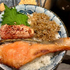 京都タワー地下
京のお出汁めし　かつを
鮭の西京漬焼き、炙り明太子、ちりめん山椒に大葉がのったごはんに、さらにトッピング具材をのせ、お出汁をかけていただきます。メインやトッピングの具材、お出汁、ご飯の量は好みでいろいろと選ぶことができます。