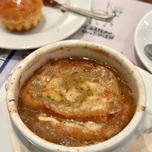 京都
進々堂三条河原町店
モーニング
グリュイエールチーズで焼かれた飴色のオニオングラタンスープを選びました。何種類もの焼き立てパンやコーヒーはおかわり自由。美味しく、おなかいっぱい頂戴いたしました。ご馳走様でした。