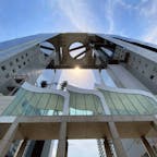 バブル時代に計画された建物だそうで、余白と余裕を感じるビル。1993年の完成から30年以上経ってるようだけど、今見ても全然古臭くないのがすごい。