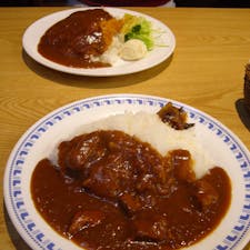 📍宝亭
ふらっと歩いていたら、「タクシー運転手さん一番うまい店に連れてって！」で紹介されていたカレー屋さんに辿り着いた。作るのに1週間かけているらしい。流行りのスパイスフルなものではなく、優しい癖のない味で最後まで美味しくいただくことができた🍛最高！