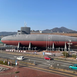 海上自衛隊の施設なのか、無料で見学出来ます。少しですが、潜水艦の中も入れました。